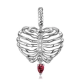Dettaglio del ciondolo a gabbia toracica in argento con zirconi e gemma a cuore - Ciondolo Gabbia Toracica a Cuore (PNC0043) / Argento 925