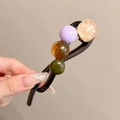 Barrette banane vintage française avec perles colorées à texture marbrée en main - Pince Torsadée Perles Multicolores / Orange Café Rétro