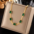 Collana vintage a catena serpente dorata con cinque pendenti in zircone verde smeraldo - Collana
