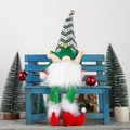 Gnomo de Navidad de felpa con LED y piernas largas en un banco de madera festivo - Gnomo con gorro de rayas verdes y blancas (con luz)