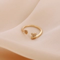 Elegante anello aperto dorato con rosa e ape di zirconi su morbido sfondo di tessuto - Aperto Regolabile (D7122) / Oro
