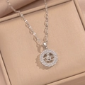 Collana a pianeta d'argento con zirconi scintillanti in una scatola per gioielli beige - Argento