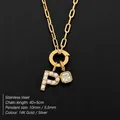 Elegante collana in acciaio inossidabile dorato con perla P e zircone quadrato - Lettera P