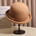 Sombrero cloche de lana camel vintage con lazo y red decorativa de cuentas doradas - M (56-58 cm) Ajustable / Camel