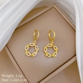 Macro-opname van gouden oorringen met witte zirkonen en productspecificaties - J122 Cirkel Strass Oorknopjes (J122 Oorbellen [Koperen Echt Goud Verguld])