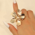 Vue détaillée d'une bague fleur dorée surdimensionnée avec des pétales texturés au doigt - Or Fleur Rayonnante 3D (11777)
