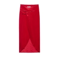 Elegante gonna midi in raso rosso con nodo in vita e spacco asimmetrico per donne - S / Gonna Midi a Portafoglio / Rosso