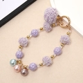 Llavero artesanal de pompon morado con perlas de colores y cierre de langosta dorado - Morado