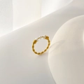 Detailopname van een vergulde gedraaide ring met drie elegante witte parels - US 7 / Parel Twist Ring