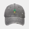 Detalle de gorra de béisbol de lona gris lavada con bordado de piña y detalles de tela gastada - Ajustable / Gris