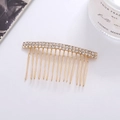 Dettaglio di un elegante pettine dorato con doppie file di strass scintillanti per sposa - Stile Piccolo Oro (C7304)