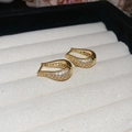 Dettaglio macro di orecchini a U dorati con micro-pavé di zirconi cubici scintillanti - Stile 3 Clip per orecchio / Oro