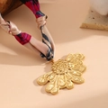 Dettaglio di un ciondolo floreale placcato oro 18K su una collana di nastro in seta - Collana a Sciarpa con Mezza Φiore (Colore Sciarpa Casuale) (K808)