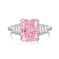 Vue macro d'une pierre précieuse rose rectangulaire et diamants trapèze sur bague en argent - Style Trois Pierres Rose Taille Radiant Rectangulaire (DY120543-S-W-PK)