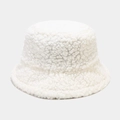Primer plano del gorro bucket de lana de cordero blanca con textura suave de felpa - M (56-58cm) / Blanco