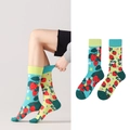 Asymmetrische Baumwollsocken mit Erdbeermuster in Hellblau und neongrünen Akzenten - Erdbeerdruck-Stil (1004)
