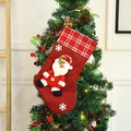 Calza di Natale appesa in tela rossa con Babbo Natale 3D e bordo con motivo a quadri - Babbo Natale / Grande / Rosso/Beige
