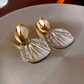 Detaillierte Nahaufnahme der silber-goldenen Ohrstecker mit Muschelstruktur - Silbernadel - Silber (Zweifarbig)