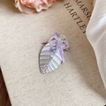Dettaglio fermaglio floreale con fiocco di nastro viola e strass luccicanti - Stile Foglia Viola Argento