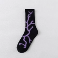 Mittelhohe Baumwoll-Sportsocken in Schwarz mit lila Blitzmuster im Streetwear-Stil - Einheitsgröße / Schwarz mit lila Graffiti
