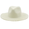 Detailansicht eines cremefarbenen Raffia-Fedora-Hutes mit natürlichen Fransen am Rand - Cremeweiß