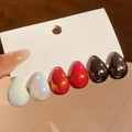 Detalle de pendientes de gota de acrílico irisado en blanco, rojo y negro metálico - Acrílico con Pin de Acero / Juego de Tres Pares - Blanco Rojo Gris (HE30531)