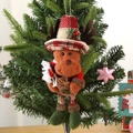 Adorno de reno navideño de felpa con gorro rojo colgado en el árbol de Navidad - Reno