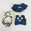 Blaues Denim-Outfit Set mit Fischerhut und Brille für 17cm Plüschpuppen-Zubehör - Hut, Weißes T-Shirt, Latzhose, Brille & Kamera 5-teiliges Set / Passend für 17cm Puppen