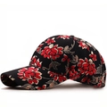 Hip-Hop Baumwoll-Basecap mit aufwendiger rot-goldener Blumenstickerei auf schwarzem Stoff - Rotgoldene Blume