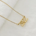 Collier en acier doré avec pendentif année 2112 de style gothique sur fond blanc - 2022