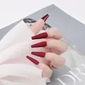 Faux ongles ballerine longs rouge mat bordeaux sur mains avec tissu élégant en fond - Rouge Profond Mat (CBLM-10)