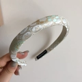 Dettaglio del cerchietto in broccato bianco fatto a mano con motivi dorati - Jacquard Beige / Beige