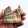 Detail eines handbemalten Rom Kolosseum- und Gladiatoren-Magneten aus Harz mit Roma-Schrift - Kolosseum Gladiator
