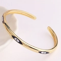 Detail eines verstellbaren vergoldeten C-Armreifens mit buntem Emaille-Auge-Anhänger - 18K Gold / Dunkelblauer Stil (SL114-3)