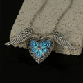 Ciondolo ali d'angelo con cuore luminoso blu su base di corallo bianco - Ali di Angelo Rosa Cuore