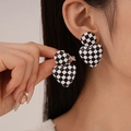 Orecchini a cuore con motivo a scacchi bianchi e neri e trama in tessuto - Pendente a Cuore a Scacchi Nero-Bianco Retro (74#) / Bianco-Cuore