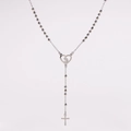 Dettaglio collana rosario argento con ciondolo a cuore Madonna e croce minimalista - Color Acciaio
