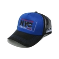 Dettaglio del cappellino trucker ricamato NYC con rete traspirante e cuciture premium - M (56-58cm) / Blu/Nero