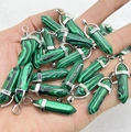 Zeshoekige groene malachiet kristallen hanger met zilveren sluiting in een handpalm - Malachiet