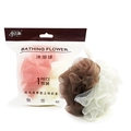 Vue détaillée de l'éponge de douche bicolore marron et blanc avec emballage de vente - 50g Bicolore Uni