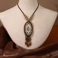 Détail d'un collier ethnique avec pendentif floral en céramique et perles de bois - X445-3 Style 4
