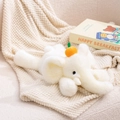 Peluche éléphant blanc mignonne avec détail orange sur une couverture tricotée - Éléphant Blanc