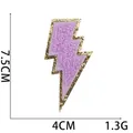 Detail van chenille bliksemschicht patch met gouden pailletten en paarse textuur, 7.5cm - Nr.16 - Paarse Bliksem