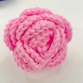 Handgefertigte gehäkelte rosa Rose aus Wolle mit detaillierter Stricktextur für Geschenke - Rosa Rose