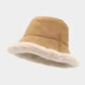 Detail eines Winter-Fischerhuts aus kamelfarbenem Wildleder mit weißem Kunstfellbesatz - Einheitsgröße / Khaki