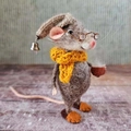 Detailansicht einer handgefertigten Filzmaus mit Brille und Schal für Heimdekoration - Teetassen-Maus (CM22099) / 12CM Fertiges Produkt