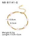 Detalle de una pulsera de cuentas doradas con perlas blancas y medidas de longitud - Oro de 18K / Pulsera de Perlas Doradas (NB-B1141-G)