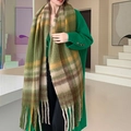 Écharpe à carreaux et franges verte et marron portée par un mannequin avec manteau - 53s Vert Marron à Carreaux