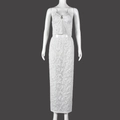 Dettaglio del completo due pezzi in pizzo bianco con crop top e gonna lunga - S / Bianco