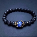 Bracciale di perle laviche con corona dorata e ciondolo in pietra imperiale blu - Pietra Lavica Pietra dell'Imperatore